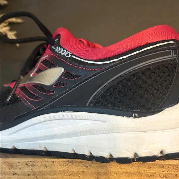 Brooks Women's Black and Red Athletic Sneaker Running Shoes Size 6 - Picture 7 of 7